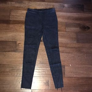 NWOT DISTRESSED JEGGINGS